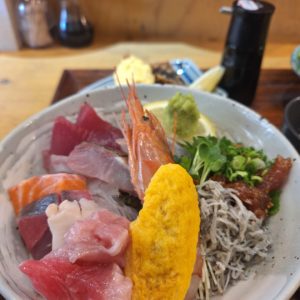 市内で食べた海鮮丼🐟